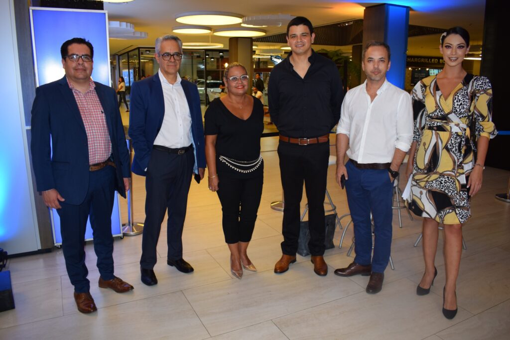 Banco Bisa y Salamanca junto a la maestra de ceremonia