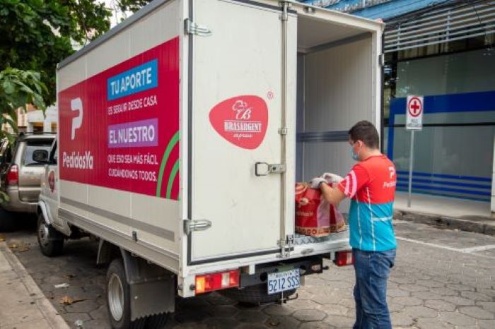 PedidosYa prevé la entrega de más de 13.000 almuerzos a quienes trabajan en la primera línea de salud y seguridad 1 Entrega Almuerzos2 OK 1