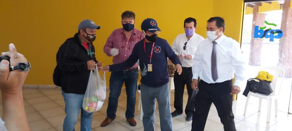 La Asociación de Periodistas de Santa Cruz entrega alimentos a trabajadores de la prensa 1 PRENSA 1