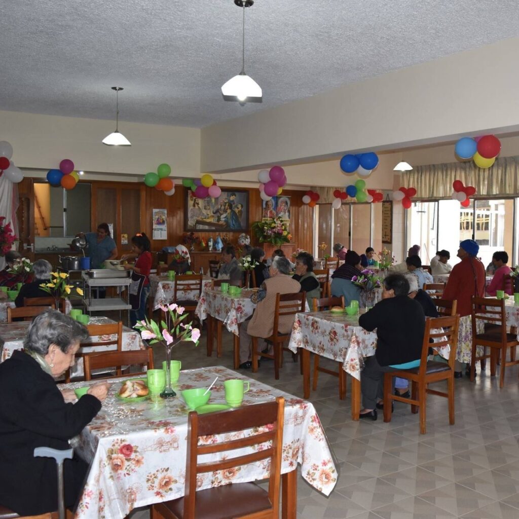 Empresario Julio León Prado apoya
al asilo de ancianos San José durante la Pandemia 1 ANCIANOS 1 1