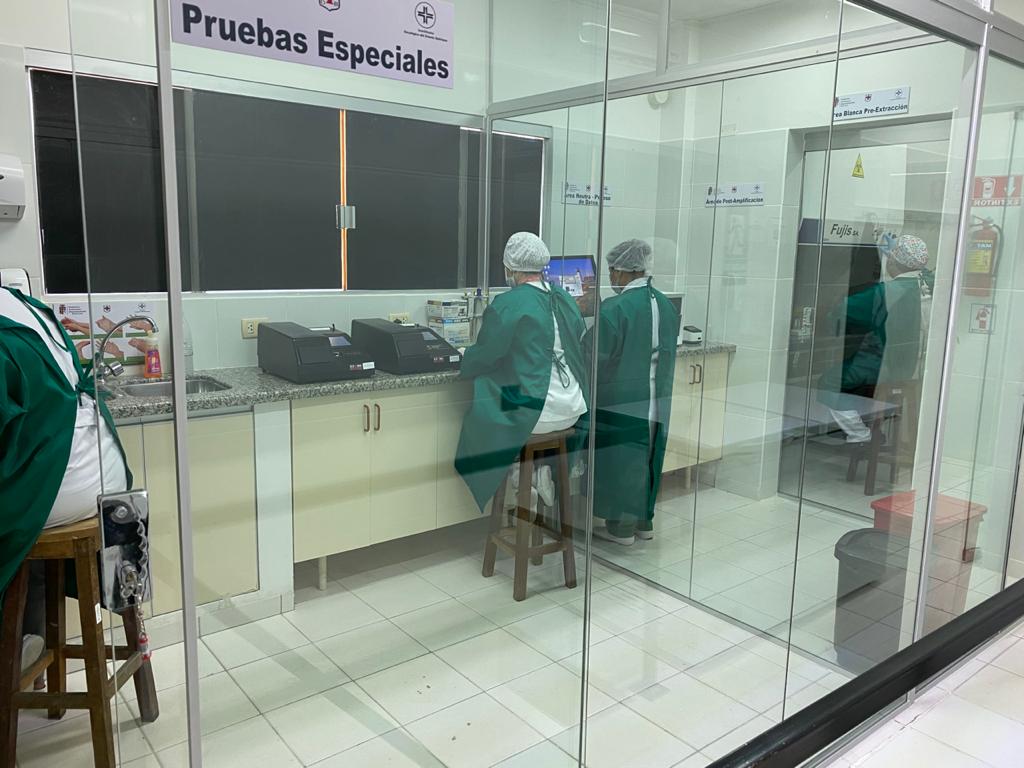 Caminando por la Vida implementa laboratorio Covid en el Oncológico del Oriente Boliviano 2 UNO 2