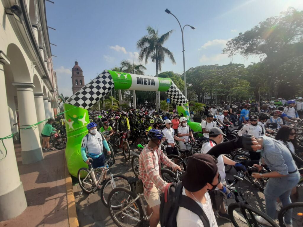 La alcaldesa puso en marcha el Bicipaseo Metropolitano 1 bici 2