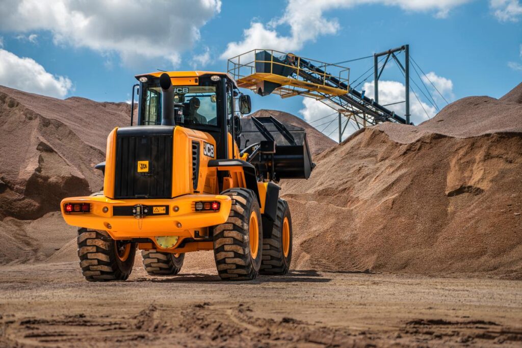 JCB introduce nuevas máquinas para América Latina 2 tractor 2