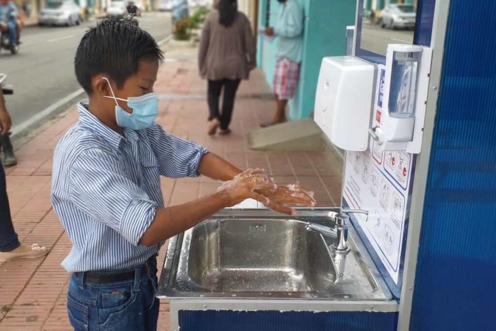 El Gobierno endurece las restricciones: prohíbe trabajar sin barbijo y creerá centros de aislamientos 2 LAVARSE