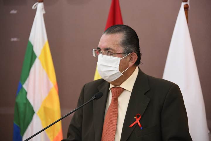 El Gobierno endurece las restricciones: prohíbe trabajar sin barbijo y creerá centros de aislamientos 1 POZO 1