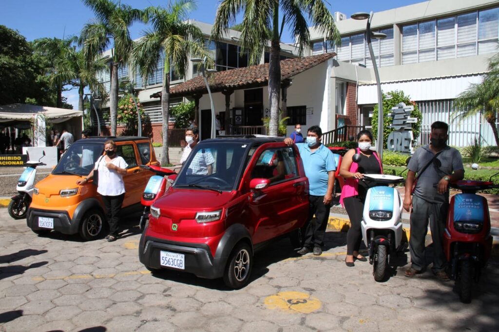 CRE entregó dos autos y seis motos eléctricas a socios ganadores de sorteo por tener sus pagos al día 2 GANAN 2