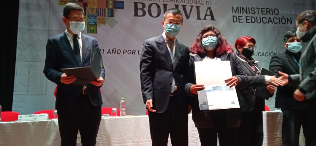 Huawei y Ministerio de Educación acuerdan capacitación para maestros y universitarios 1 celu 2 2