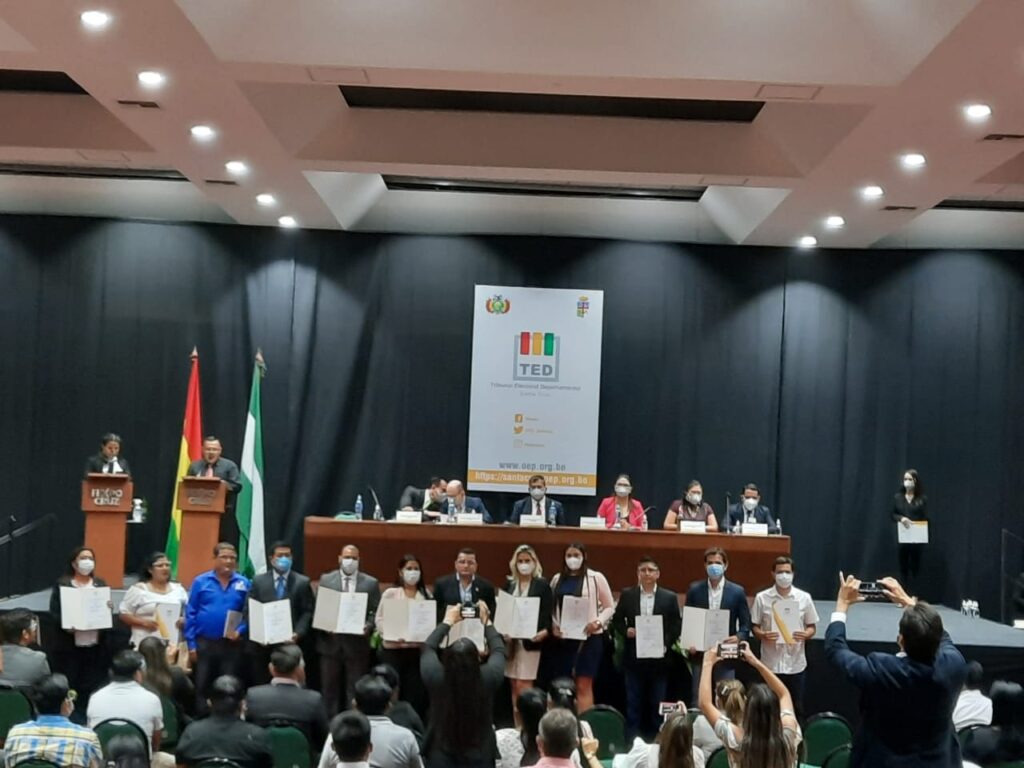 El alcalde electo Jhonny Fernández y sus concejales recibieron credenciales del Tribunal Electoral 1 usc 2