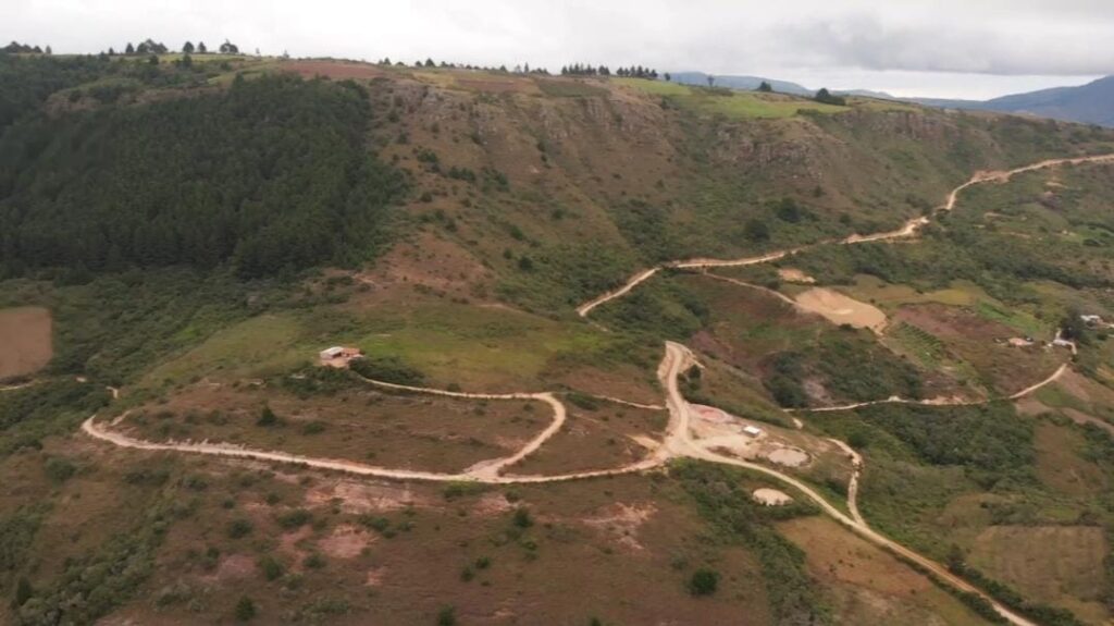 Gobernación abre caminos en campos productivos de integración en municipios de los valles cruceños 1 caminos