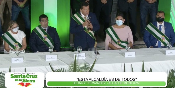 Jhonny Fernández arranca su gestión firmando decretos para pagar el Bono escolar de Bs 350 y masificar la vacunación contra el Covid 19 1 llega