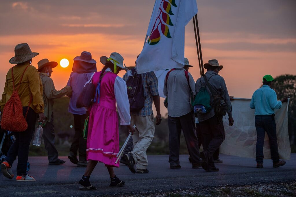 La marcha de los indígenas del oriente, a poco de ingresar a territorio de Santa Cruz 1 MARCHA 1 2