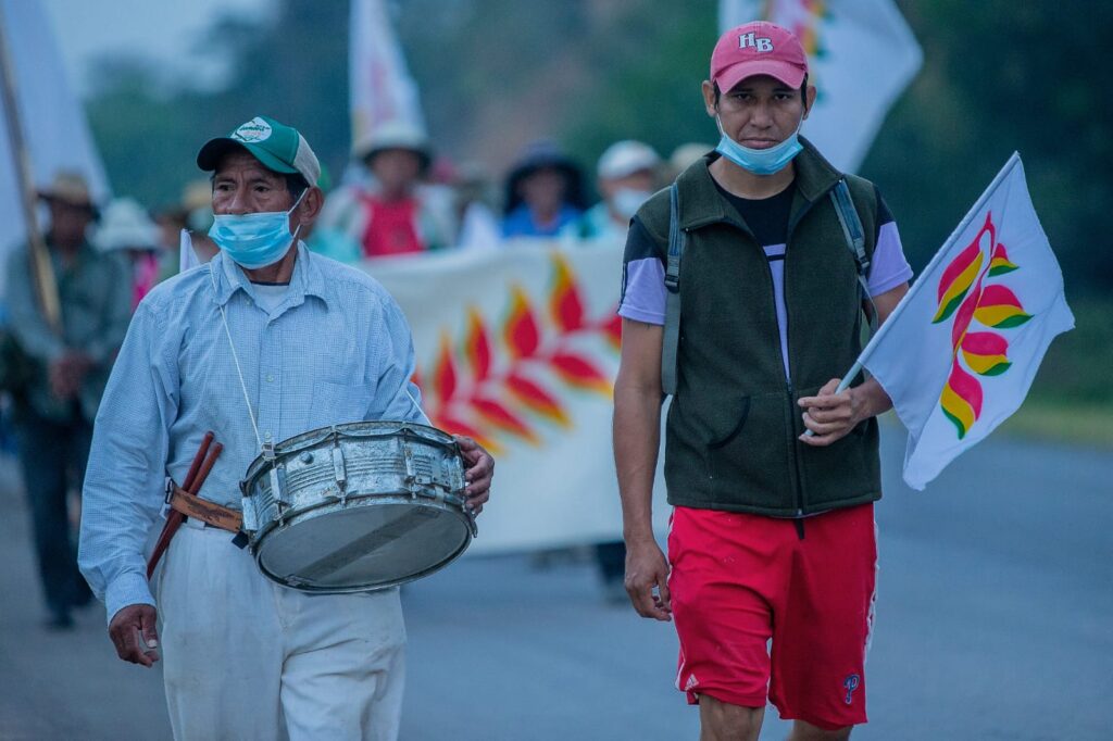 La marcha de los indígenas del oriente, a poco de ingresar a territorio de Santa Cruz 2 MARCHA 2 3
