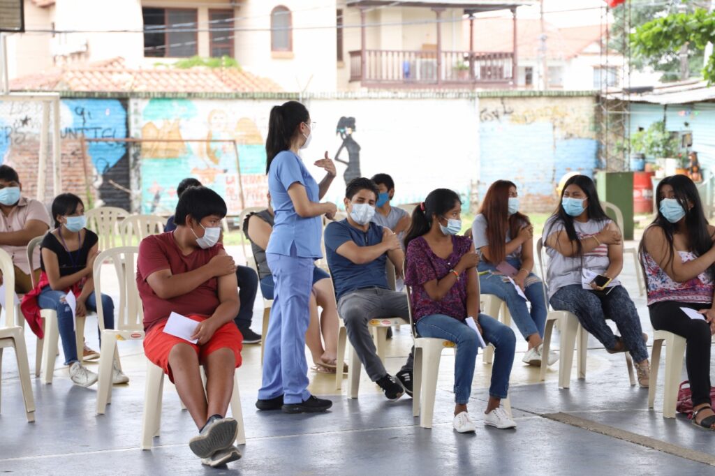 Dan inicio a la vacunación de menores de 12 a 17 años en colegios 1 MENORES