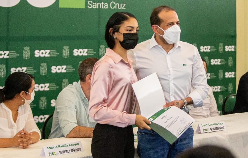 Más de 100 jóvenes se benefician con becas de pregrado de la Gobernación cruceña 1 BECAS 1