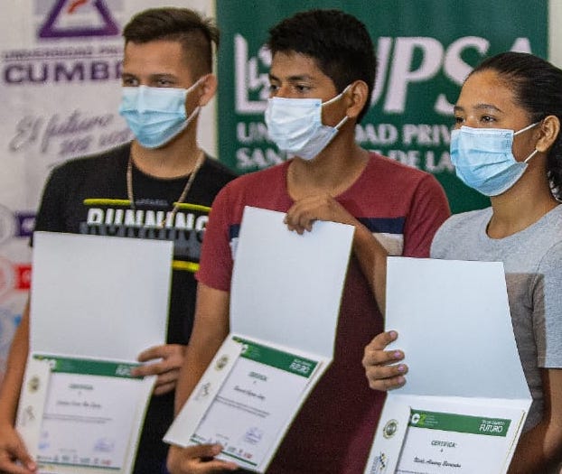 Más de 100 jóvenes se benefician con becas de pregrado de la Gobernación cruceña 2 BECAS 3