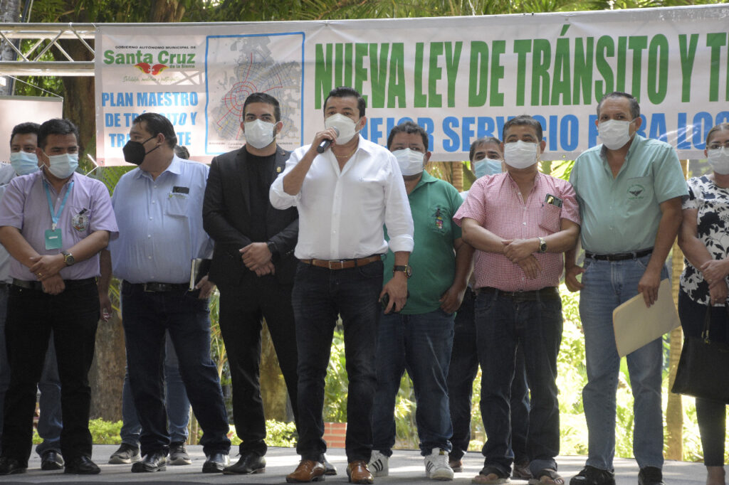 Jhonny anula contrato del BRT en medio de aplausos de transportistas y juntas vecinales 1 BRT 2