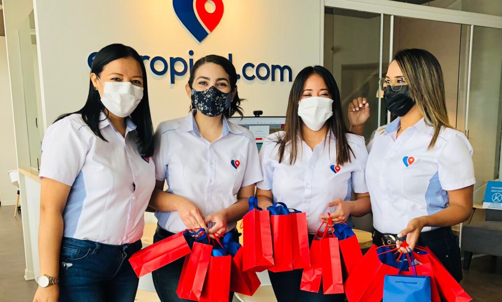 “Viajar es un derecho”: renace Tropical Tours como estropical.com y anuncia un premio para dar la vuelta al mundo 2 CHICAS