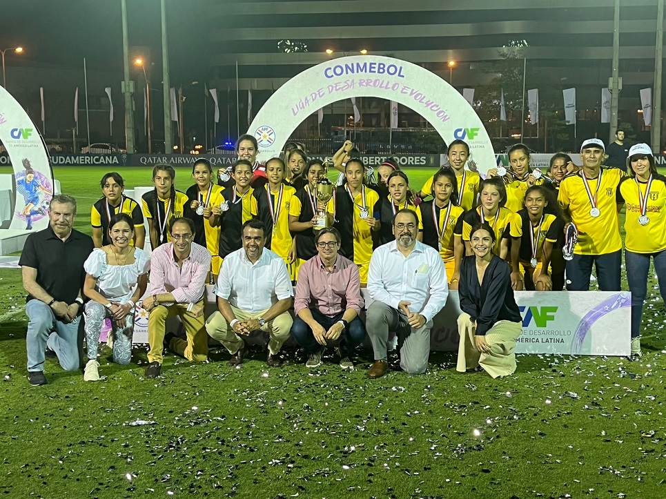 CAF y CONMEBOL promoverán el empoderamiento de las mujeres y el desarrollo sostenible a través del fútbol 1 MUJER 2