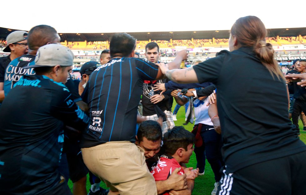 Violencia extrema en el fútbol mexicano: decenas de heridos en una batalla campal 5 PELEA 4