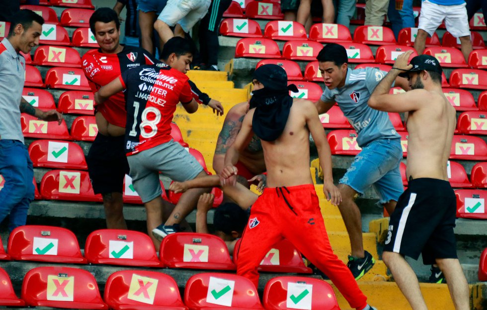 Violencia extrema en el fútbol mexicano: decenas de heridos en una batalla campal 4 PELEA 5