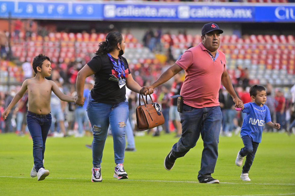 Violencia extrema en el fútbol mexicano: decenas de heridos en una batalla campal 2 PELEA 6