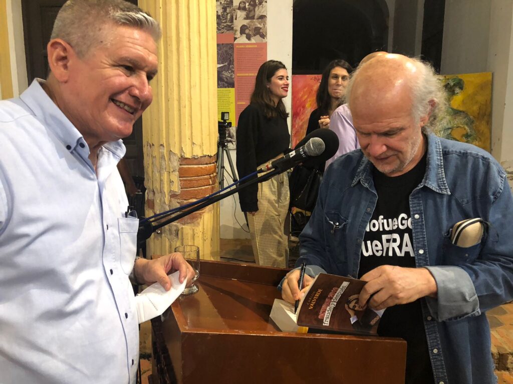 “De estorbar se trata, soy crítico y voy a seguir reclamando”: Carlos Valverde presentó su libro Octubre 2019, Fraude y Después 3 LIBRO DANI