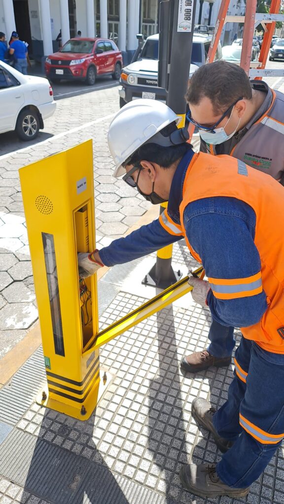 Arranca una cruzada de control de tráfico por el centro de la ciudad; instalan módulos audibles 1 PASO 1