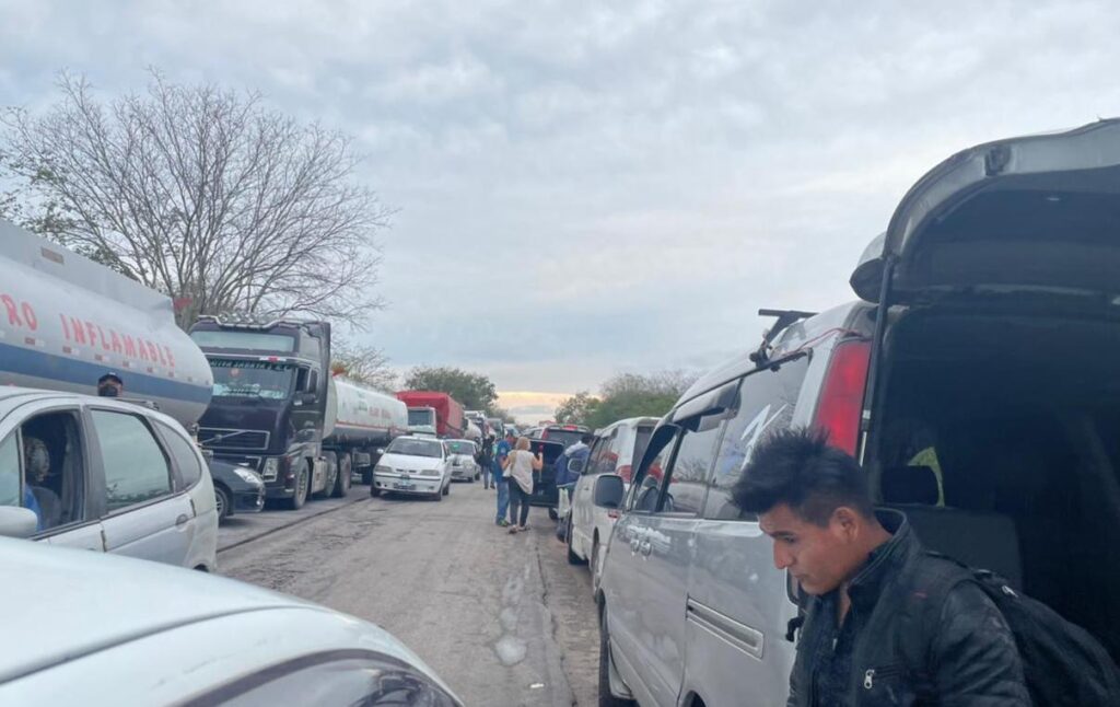 Bloqueo en Puerto Suárez exigiendo que militares desalojen el balneario natural Salao 1 BLOQUEO 1
