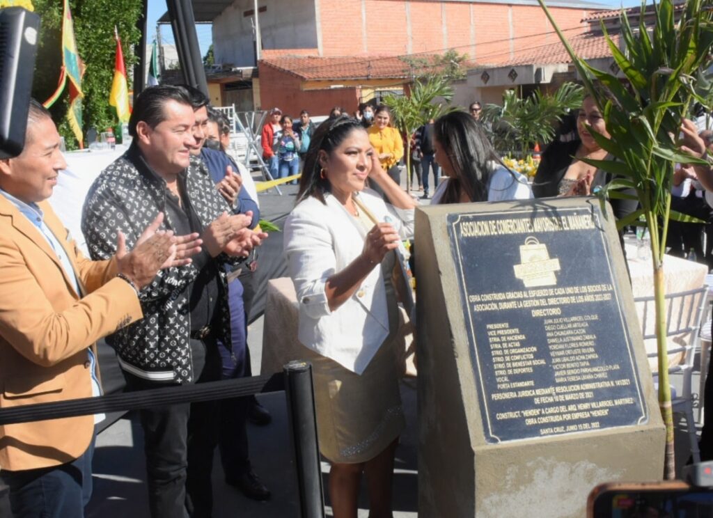 Jhonny Fernández anunció en la inauguración de un centro comercial que alistan el tren metropolitano