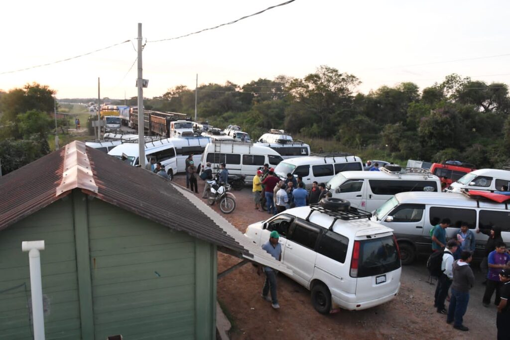 Transportistas bloquean carretera a la Chiquitania; no hay paso a Beni ni a Brasil 1 blooqueo portada