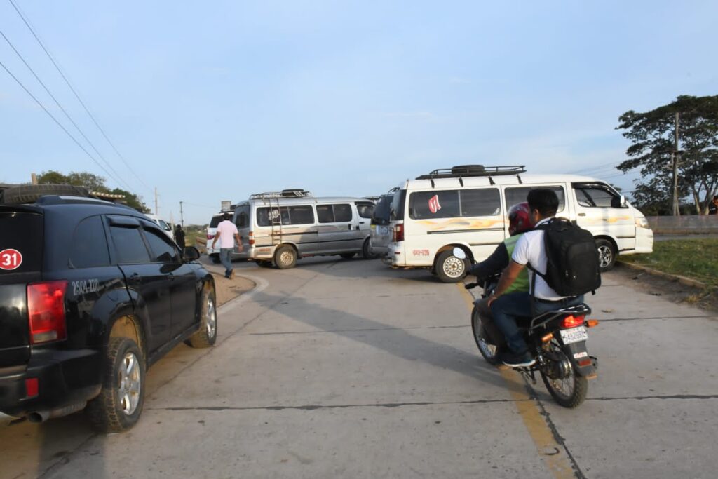 Transportistas bloquean carretera a la Chiquitania; no hay paso a Beni ni a Brasil 2 bloqueo 1