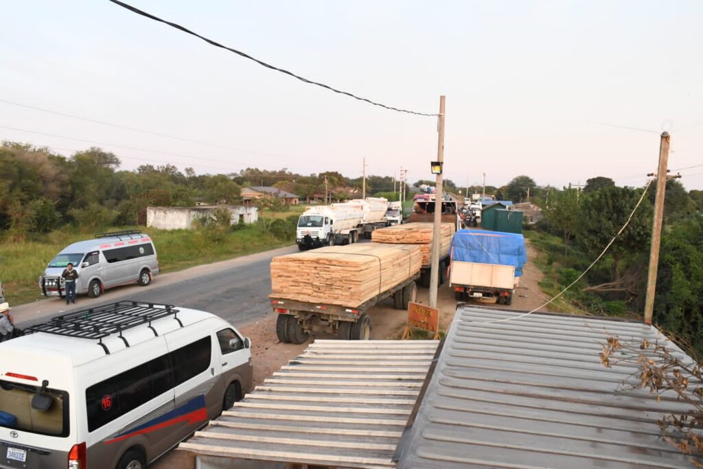 Transportistas bloquean carretera a la Chiquitania; no hay paso a Beni ni a Brasil 3 bloqueo 2