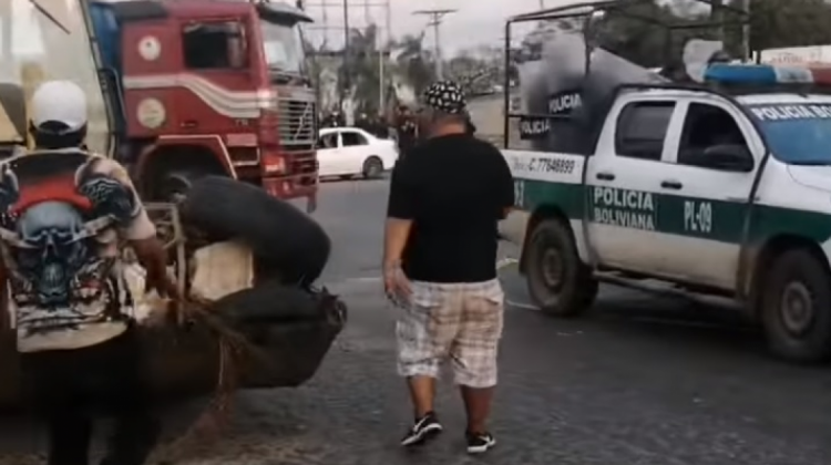 La Policía y masistas ayudaron a ministro Montaño a desbloquear algunos puntos de la ciudad 1 operan