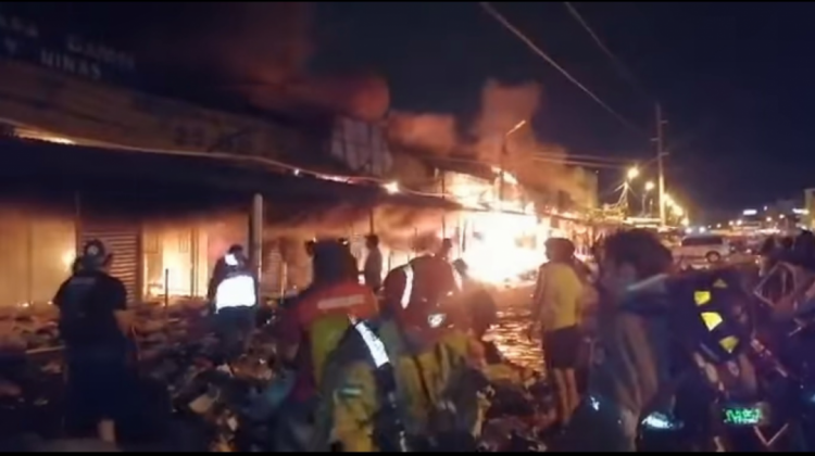 Incendio en el Mutualista consumió más de 100 puestos; más de 100.000 litros de agua se utilizaron para apagar el fuego 1 MUTUALISTA