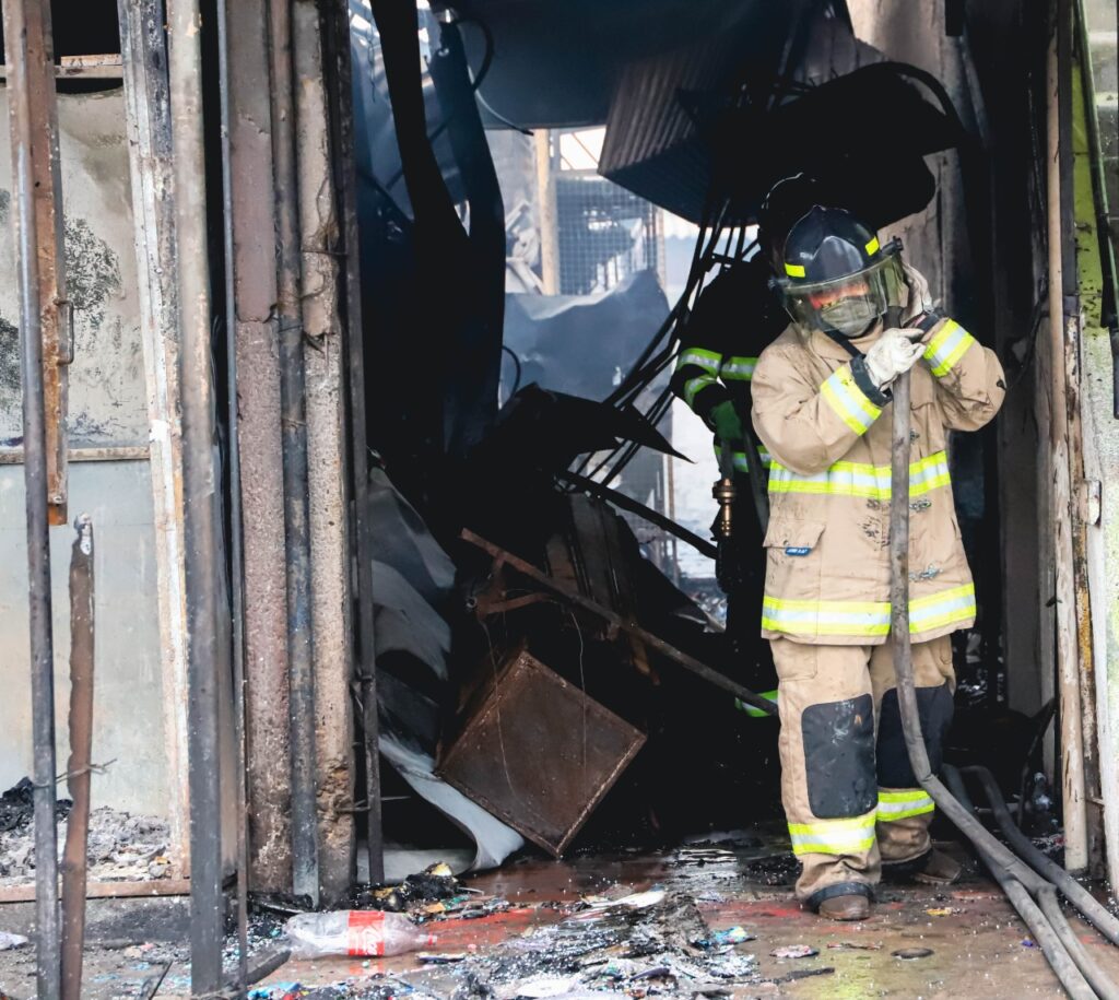 Después de 16 horas continuas, bomberos extinguen en su totalidad el fuego en el Mutualista 1 ya 2