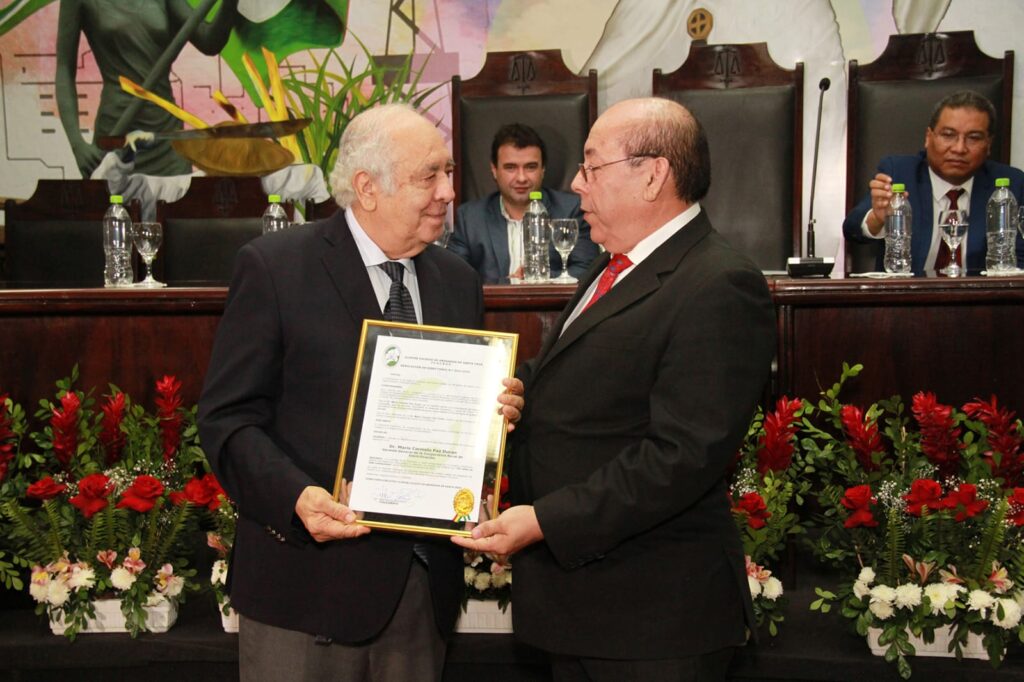 El Colegio de Abogados de Santa Cruz reconoce el aporte de CRE al desarrollo del departamento 1 arqu