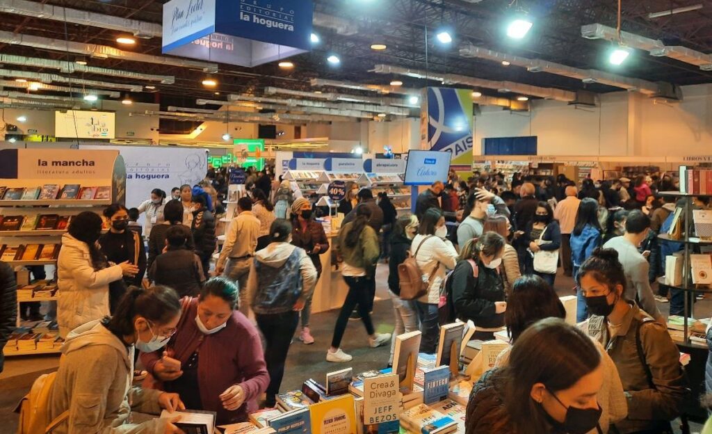 El color de la feria del libro cruceña 1 FERIA 2