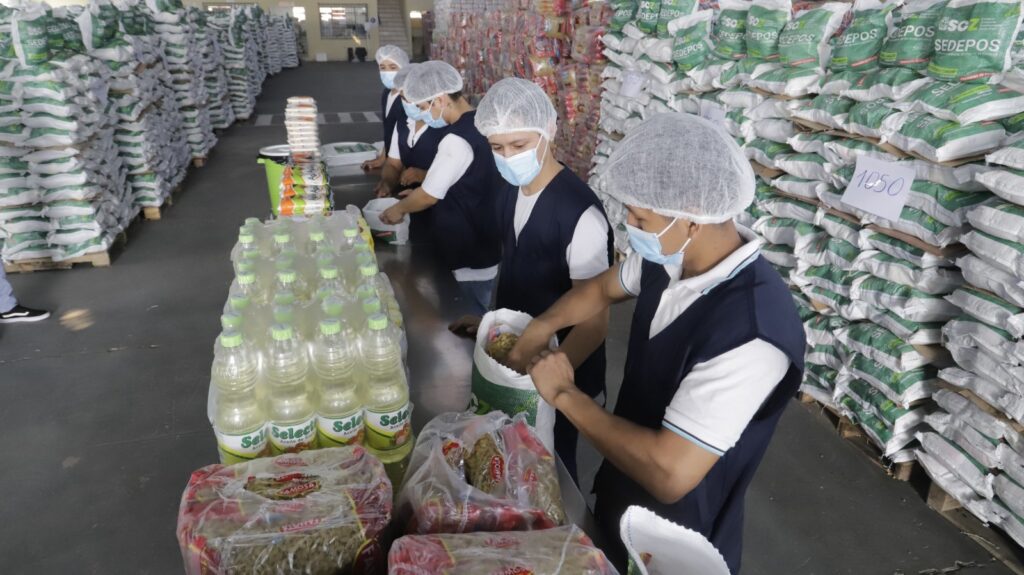 Gobernación despacha camiones con 99.755 bolsas de alimentos para adultos mayores en las provincias 1 provi 2