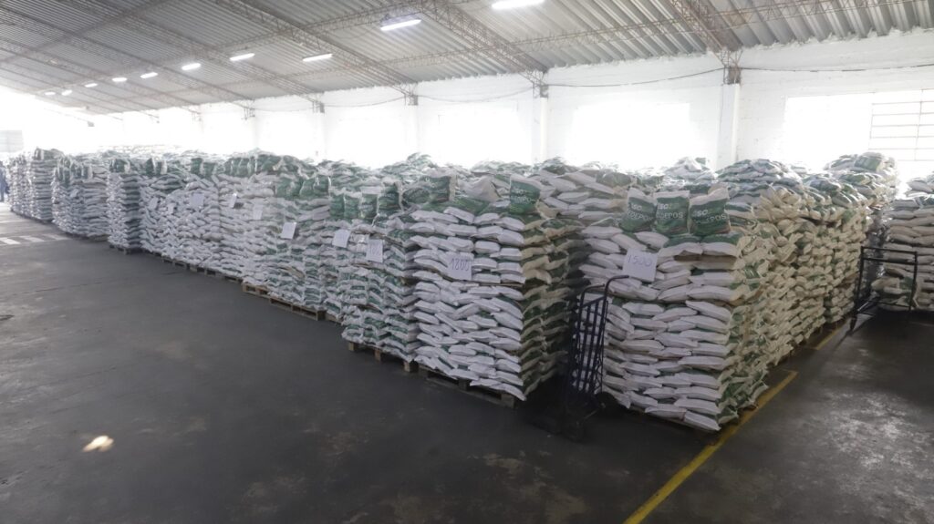 Gobernación despacha camiones con 99.755 bolsas de alimentos para adultos mayores en las provincias 2 provi 4