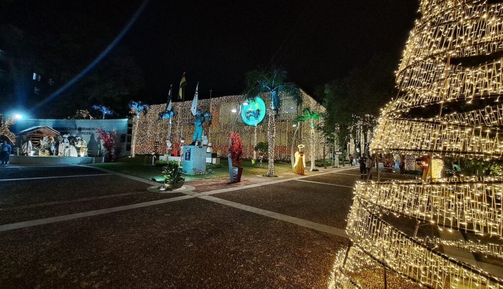 La Plaza de la Luz de CRE se engalana con un arreglo navideño iluminado con energía limpia 1 LUZ 3