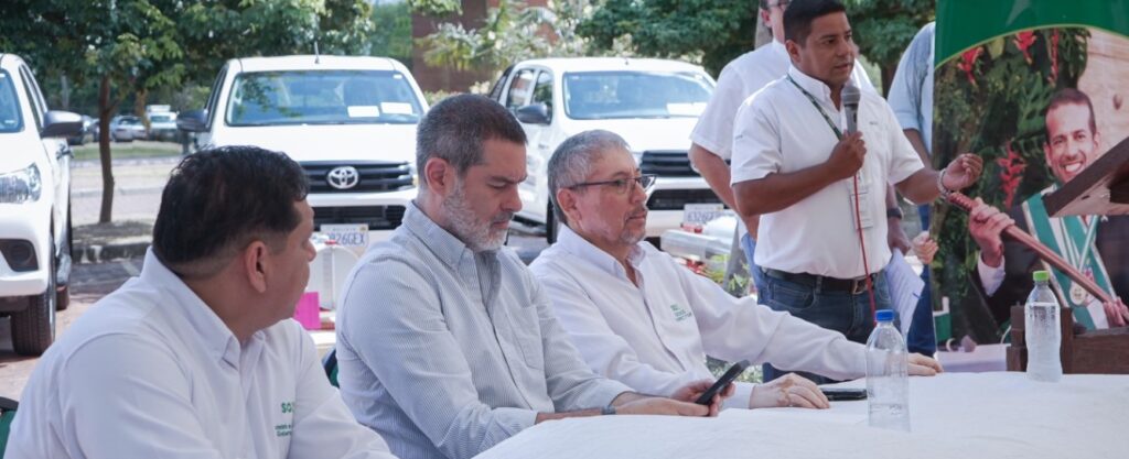 Gobernación entrega cinco camionetas 0 km para la atención en 7 provincias, más equipos de fumigación incluidos 1 chica 2