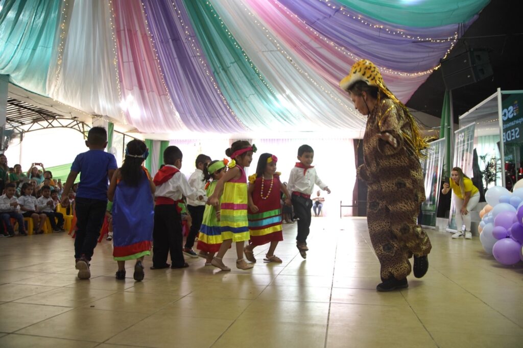 Gobernación festeja Graduación de 900 menores de las Guarderías Autonómicas 3 chicos 4