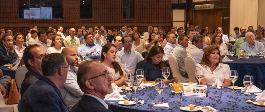 Expertos ponen al tanto sobre las perspectivas y desafíos económicos en 2024 a más de 350 empresarios de Bolivia 1 empre