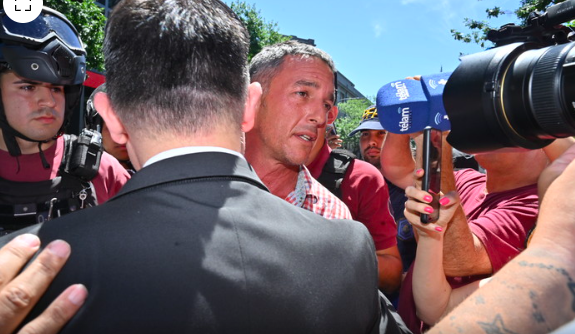 Detuvieron a Gastón Ariel Mercanzini, el militante kirchnerista que le arrojó un botellazo a Javier Milei 1 pega