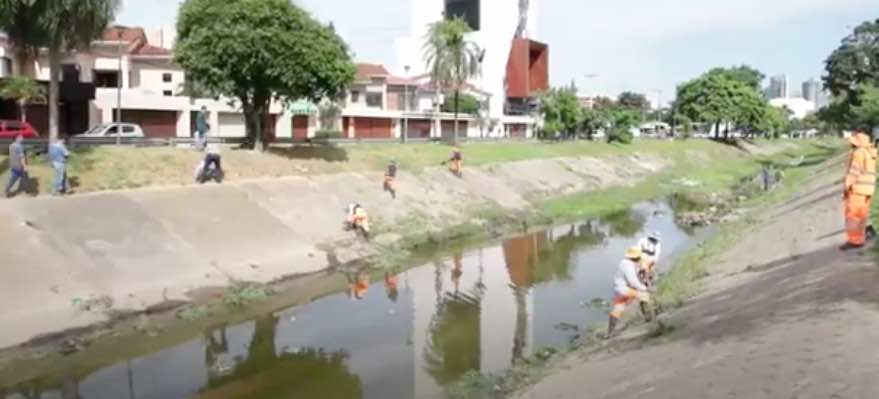 Limpian canales de drenaje: el alcalde anuncia sanciones a los que tiren basura 1 bASURA 2