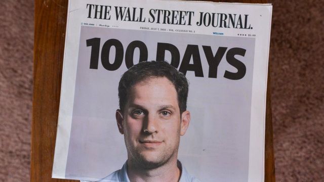 "EEUU me abandonó": el estadounidense que lleva 5 años preso en Rusia 3 La portada de The Wall Street Journal con la foto de Evan Gershkovich y el titular: "100 Días"