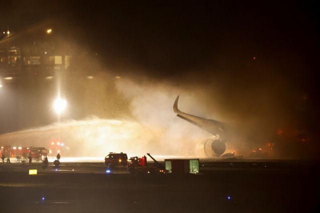 5 personas mueren y cientos de pasajeros escapan en la colisión de dos aviones en el aeropuerto de Tokio, Japón 2 Bomberos intentando apagar un incendio en el aeropuerto de Haneda, Tokio.
