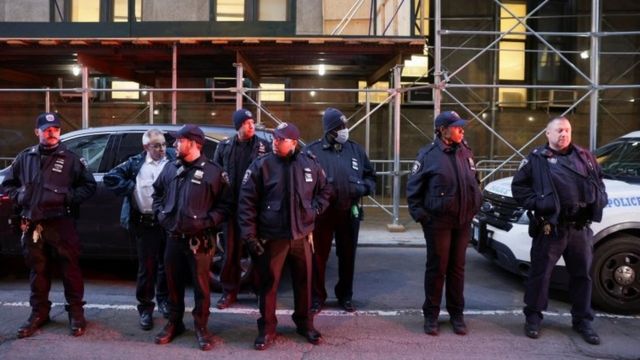 Policías resguardan el edificio de la fiscalía de Manhatan