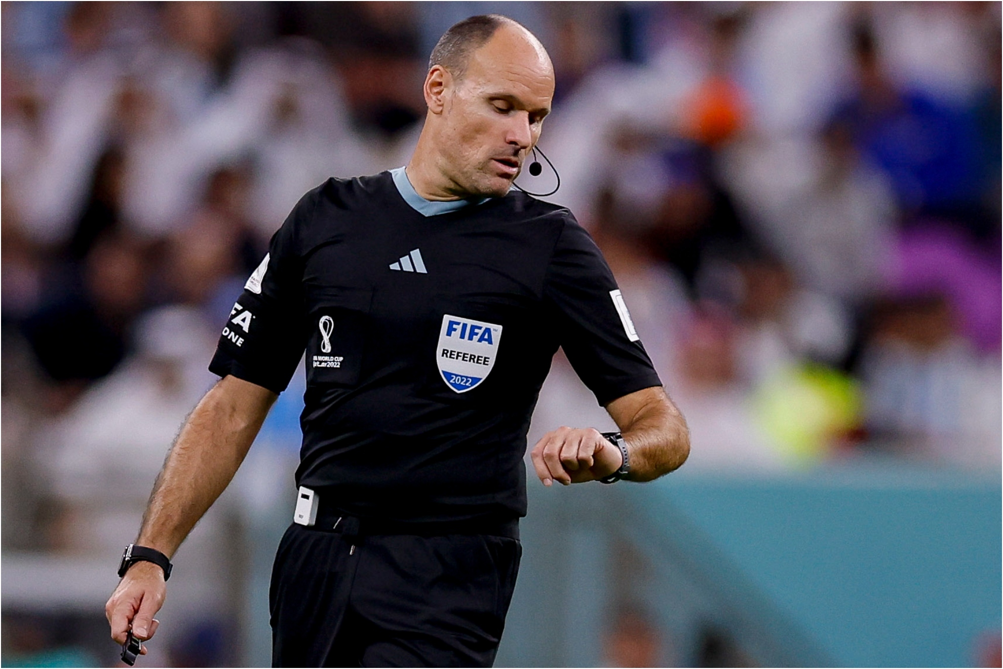 Mateu Lahoz mira la hora en un partido internacional.