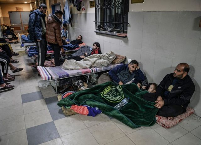 Israel lleva a cabo una incursión militar terrestre en el sur de Gaza 3 Palestinos desplazados se refugian en el hospital Nasser